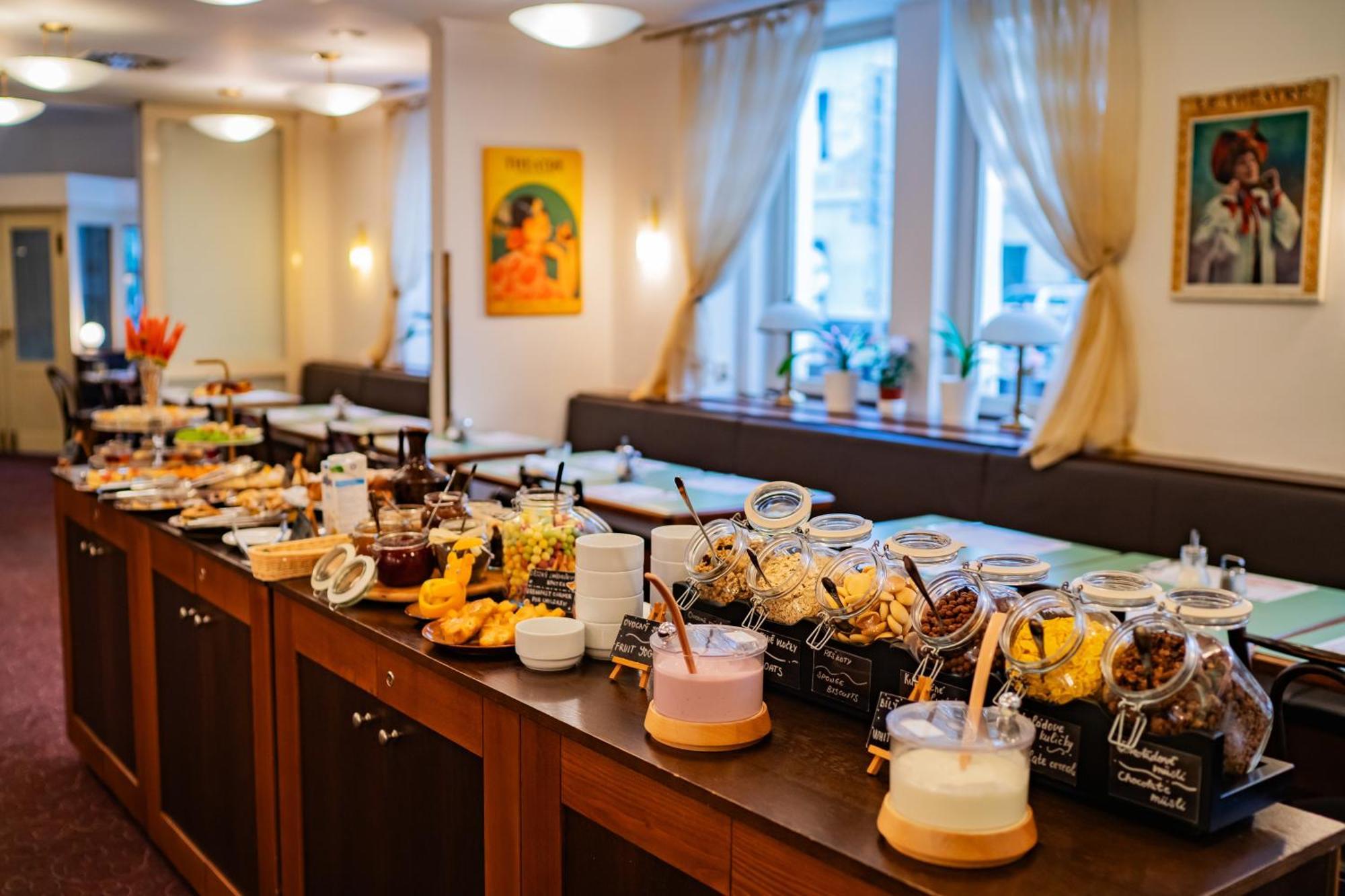 Hotel U Divadla - Czech Leading Hotels Прага Екстериор снимка
