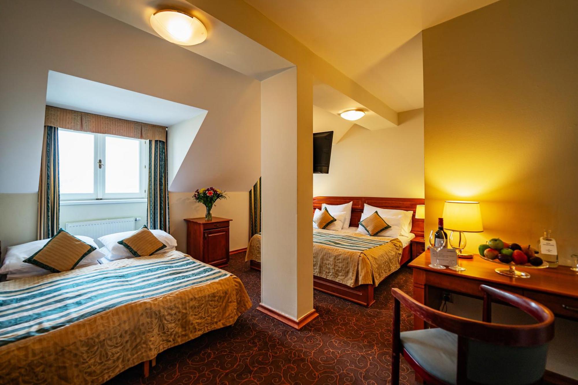 Hotel U Divadla - Czech Leading Hotels Прага Екстериор снимка
