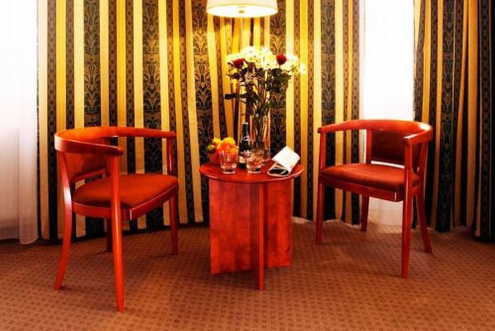 Hotel U Divadla - Czech Leading Hotels Прага Екстериор снимка