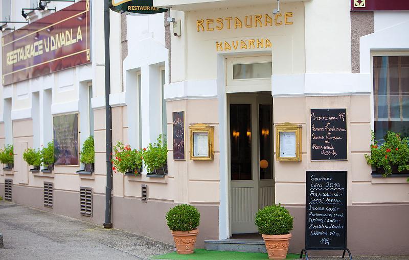 Hotel U Divadla - Czech Leading Hotels Прага Екстериор снимка